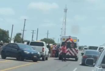 Un conductor termina volcado al llegar a la bahía de Altata, Navolato 