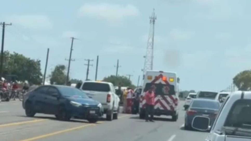 Un conductor termina volcado al llegar a la bahía de Altata, Navolato 