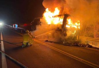 Restablecen circulación en la Mazatlán-Durango tras incendio de camión