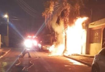 Madrugada de incendios en Mazatlán; bomberos atienden dos viviendas y un vehículo siniestrado 