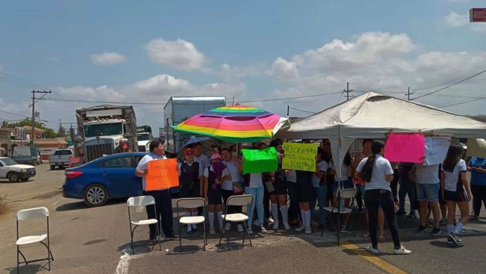 Padres de familia de escuela secundaria bloquean la libre Mazatlán-Culiacán