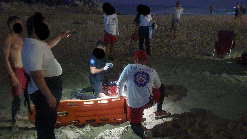 Rescatan a tres turistas de morir ahogados en playas de Mazatlán