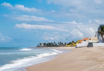 Mazatlecos prefieren esta playa por tranquila y libre de turistas