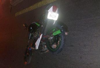 Auto «fantasma» choca a motociclistas y mata al conductor por el Jabalíes, en Mazatlán 