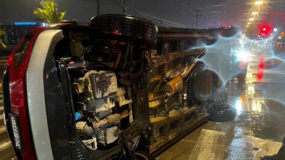 Camioneta vuelca por las lluvias en Mazatlán Camioneta vuelca por las lluvias en Mazatlán