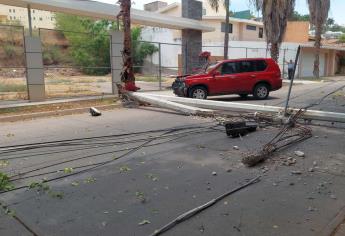 Conductor derriba poste de CFE tras chocar en la colonia Chapultepec de Culiacán 