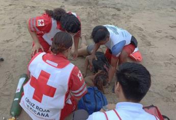 Elementos del Escuadrón Acuático salvan de morir ahogada a turista en playas de Mazatlán