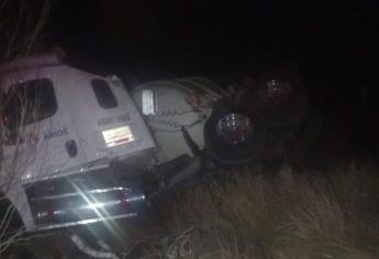 Vuelca tráiler cargado con 66 mil litros de diésel sobre la México 15 en Guasave