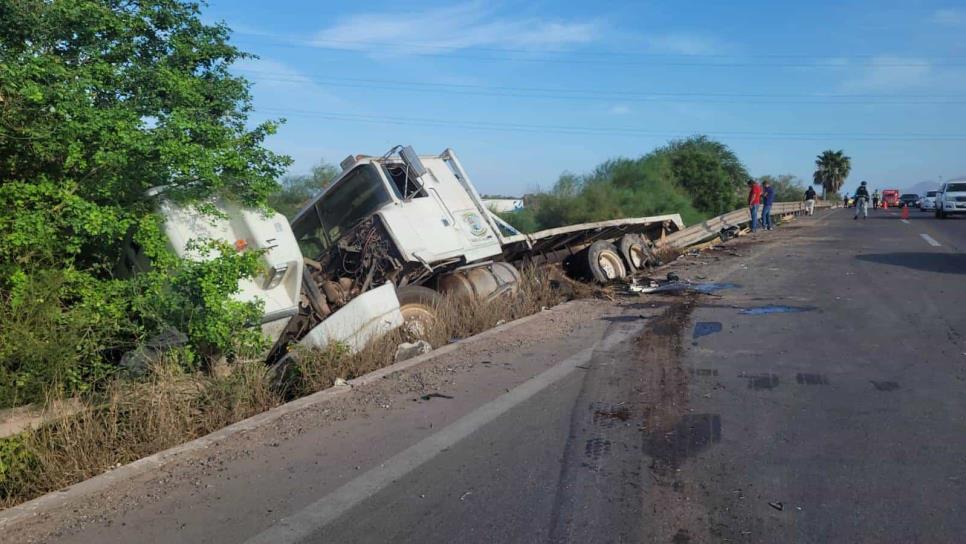 Tráiler cargado de madera vuelca sobre la México 15 en Ahome tras aparatosa carambola Tráiler cargado de madera vuelca sobre la México 15 en Ahome tras aparatosa carambola