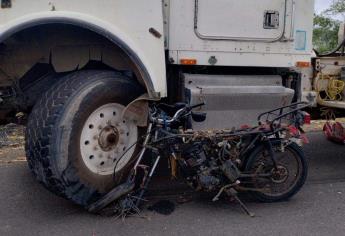 Mujer choca en su motocicleta contra un camión revolvedor de cemento en Costa Rica