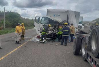 Una persona prensada y daños materiales el saldo de choque de torton y tráiler en Escuinapa