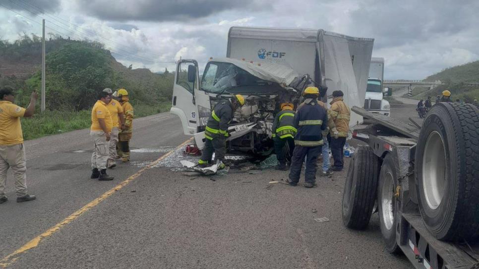 Una persona prensada y daños materiales el saldo de choque de torton y tráiler en Escuinapa