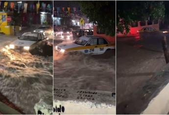 «Tas viendo y no ves» Taxista es arrastrado por la lluvia y señora lo regaña