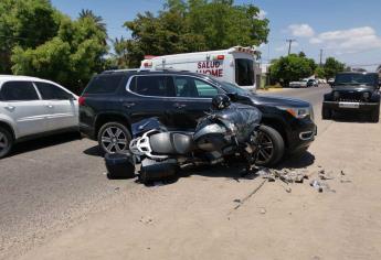 Motociclista está grave tras chocar contra vagoneta en Los Mochis