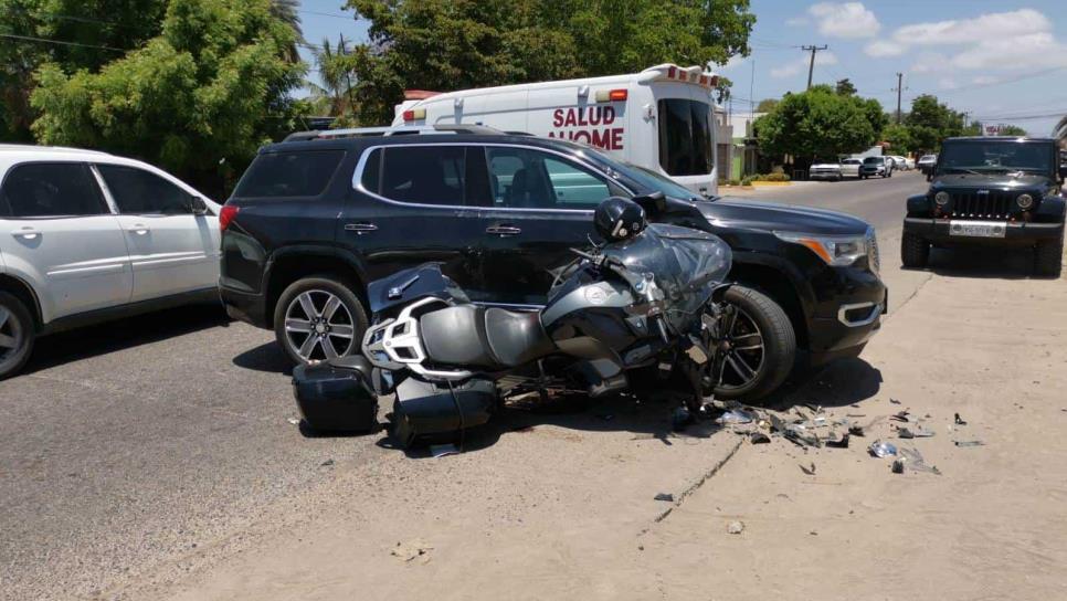 Motociclista está grave tras chocar contra vagoneta en Los Mochis