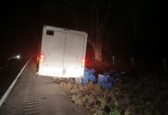 Camión lleno de cerveza se accidenta en la Maxipista Culiacán-Mazatlán