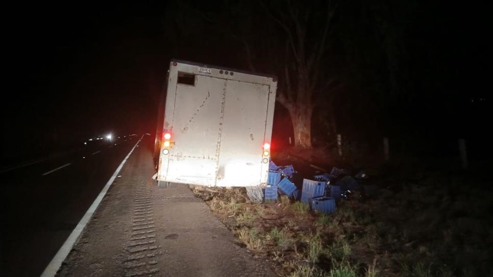 Camión lleno de cerveza se accidenta en la Maxipista Culiacán-Mazatlán