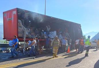 Tráiler de cerveza es rapiñado tras accidentarse en la Mazatlán-Durango