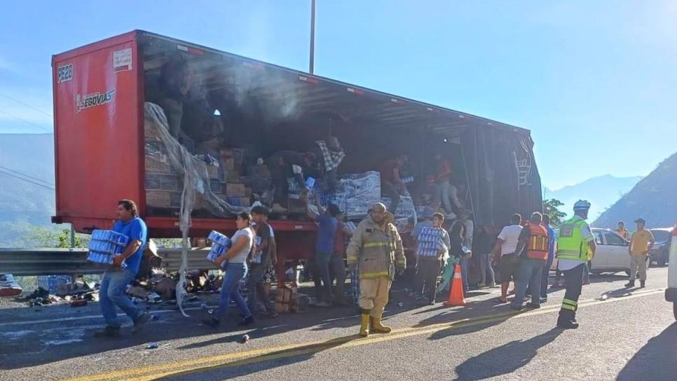 Tráiler de cerveza es rapiñado tras accidentarse en la Mazatlán-Durango Tráiler de cerveza es rapiñado tras accidentarse en la Mazatlán-Durango
