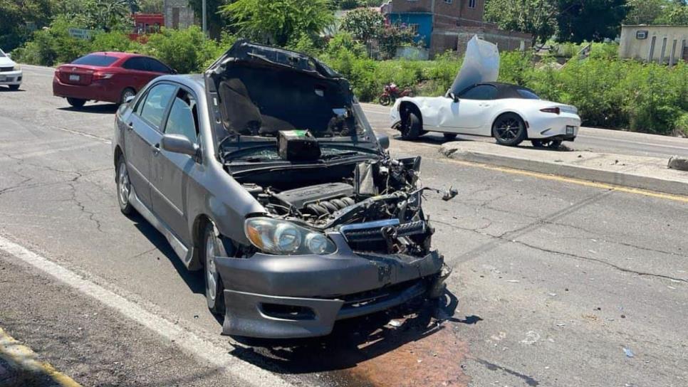 Se registra aparatoso choque cerca de la Urraca en Mazatlán