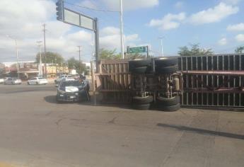 Caja de tráiler vuelca cerca de la central Milenium en Culiacán