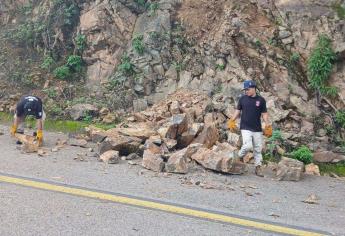 Se registran deslaves sobre la carretera Mazatlán-Durango