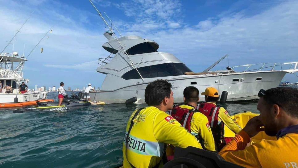 Salvan a turistas de Culiacán tras casi hundirse su yate en playas de Mazatlán