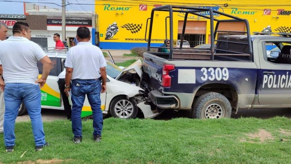 Taxista se estrella contra una patrulla de Seguridad Pública de Mazatlán