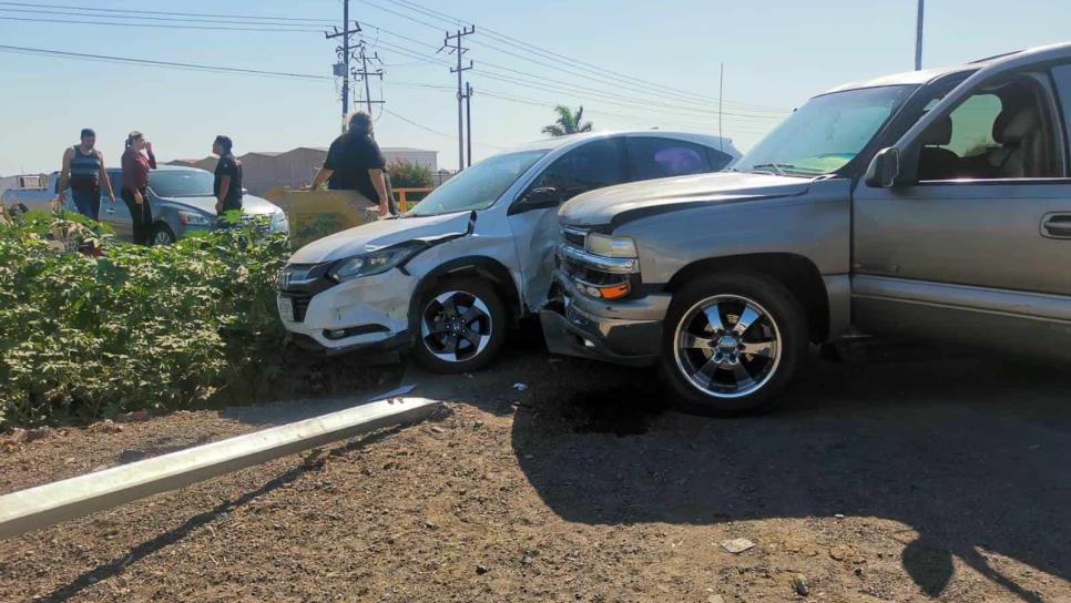 Violento choque sobre la México 15 en Los Mochis deja a conductora lesionada 