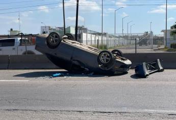 Llantas «pa’rriba» terminó vehículo tras chocar contra tráiler a la salida sur de Mazatlán