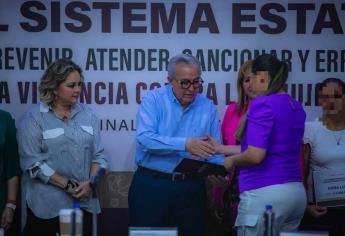 Rocha Moya entrega apoyos económicos a mujeres víctimas de violencia