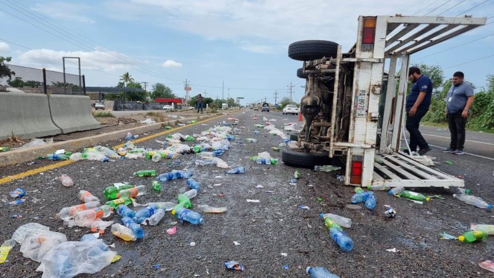 Volcadura de una camioneta en el ejido Canan provoca rapiña de refrescos