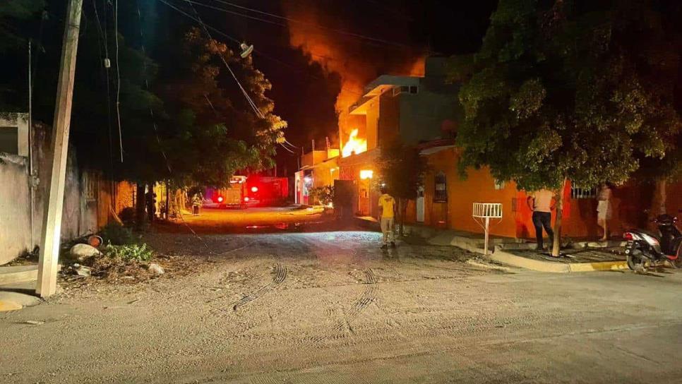 Voraz incendio en taller consume 50 motocicletas en Escuinapa 