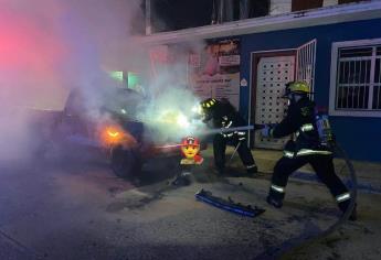 Cortocircuito provoca incendio en camioneta en colonia de Mazatlán