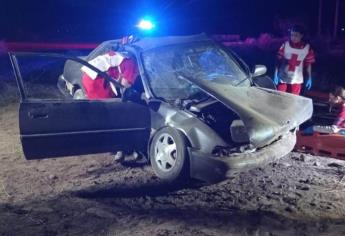 Salida de camino deja a dos hombres graves en Guasave 