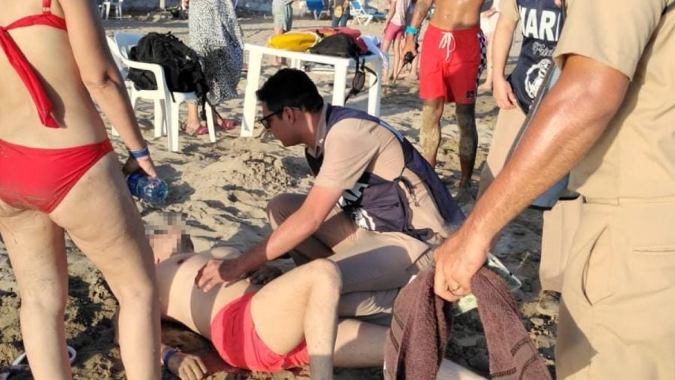 Salvan la vida de 9 turistas que se ahogaban en playas de Mazatlán