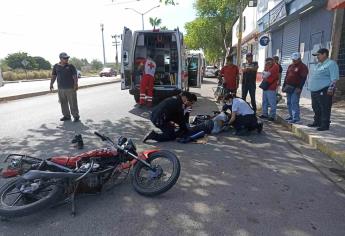 Tráiler embiste y arrolla a joven motociclista en Los Mochis: conductor se fuga