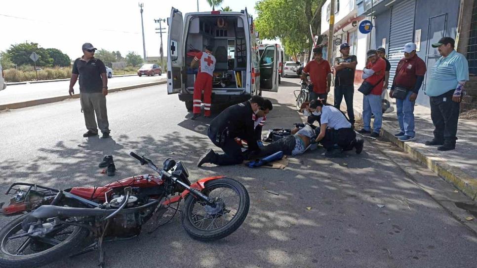 Tráiler embiste y arrolla a joven motociclista en Los Mochis: conductor se fuga