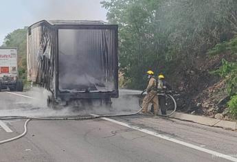 Fuego consume remolque de tráiler de empresa de paquetería por la Mazatlán-Culiacán 