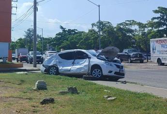 Aparatoso choque deja persona lesionada por cruzarse con semáforo en rojo en Mazatlán