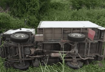 Camioneta sale de camino y vuelca a la salida de Villa Unión en Mazatlán 