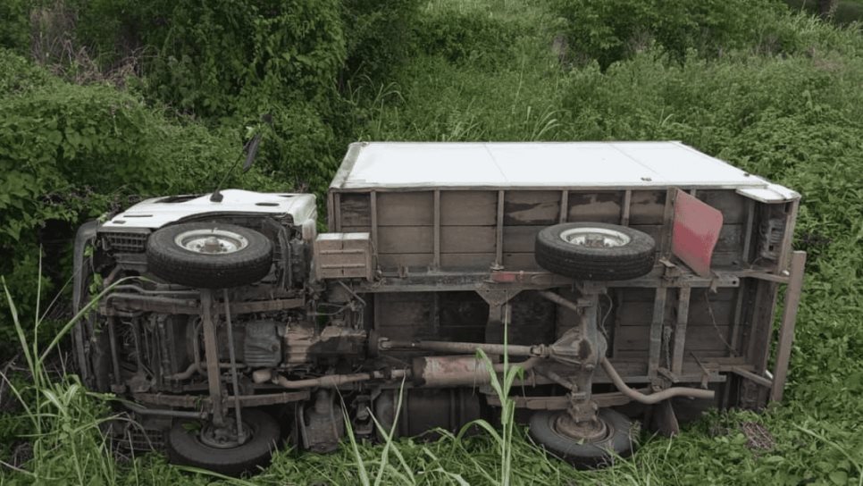 Camioneta sale de camino y vuelca a la salida de Villa Unión en Mazatlán Camioneta sale de camino y vuelca a la salida de Villa Unión en Mazatlán