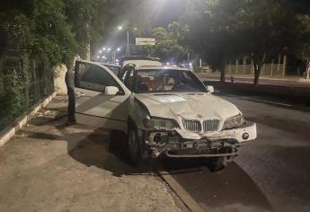 Conductora lesionada y daños materiales deja choque frente a la Policía Municipal en Culiacán