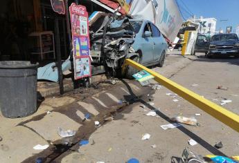 Joven conductor se estampa contra negocios frente a Los Mangos en Mazatlán 