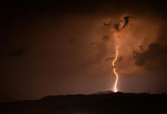 ¿Se aproxima una tormenta? Esto debes hacer en casa para evitar daños