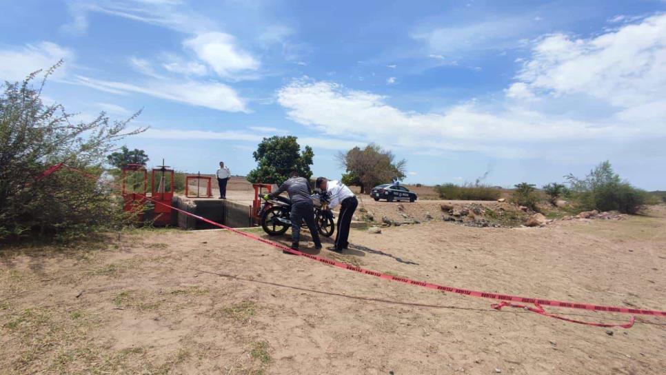 Muere una joven al caer en una moto a compuerta de un canal en Los Tubos