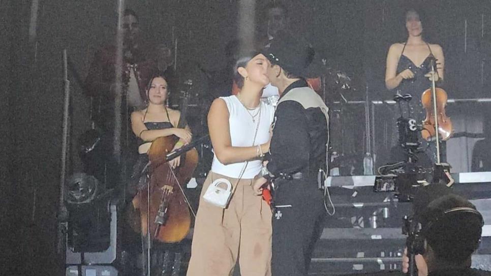 Ángela Aguilar sube al escenario para darle un beso a Christian Nodal en Mazatlán