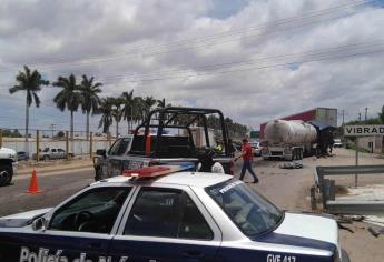 Conductor queda prensado tras colisión con otro tráiler por la México 15 en Guasave