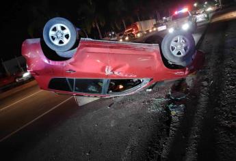 Conductor de camioneta sufre una volcadura cerca de la feria ganadera en Culiacán