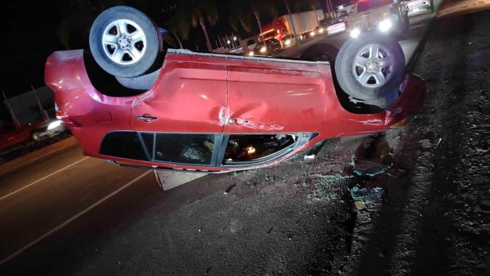 Conductor de camioneta sufre una volcadura cerca de la feria ganadera en Culiacán